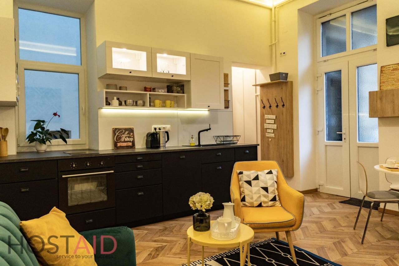 M10 Apartment - Hostaid Budapest Exterior photo